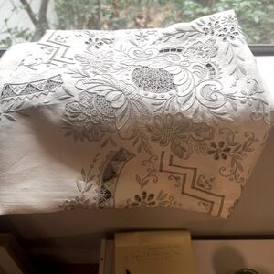 Linen Tablecloth Work of Art. 51x51. Cream & Taupe. NWT. 6 Napkins.